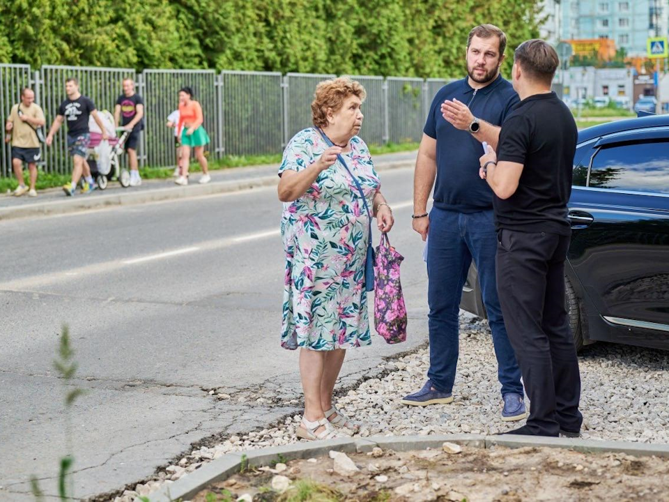 Новые парковочные места с улучшенной ливневкой оборудуют на Весенней улице