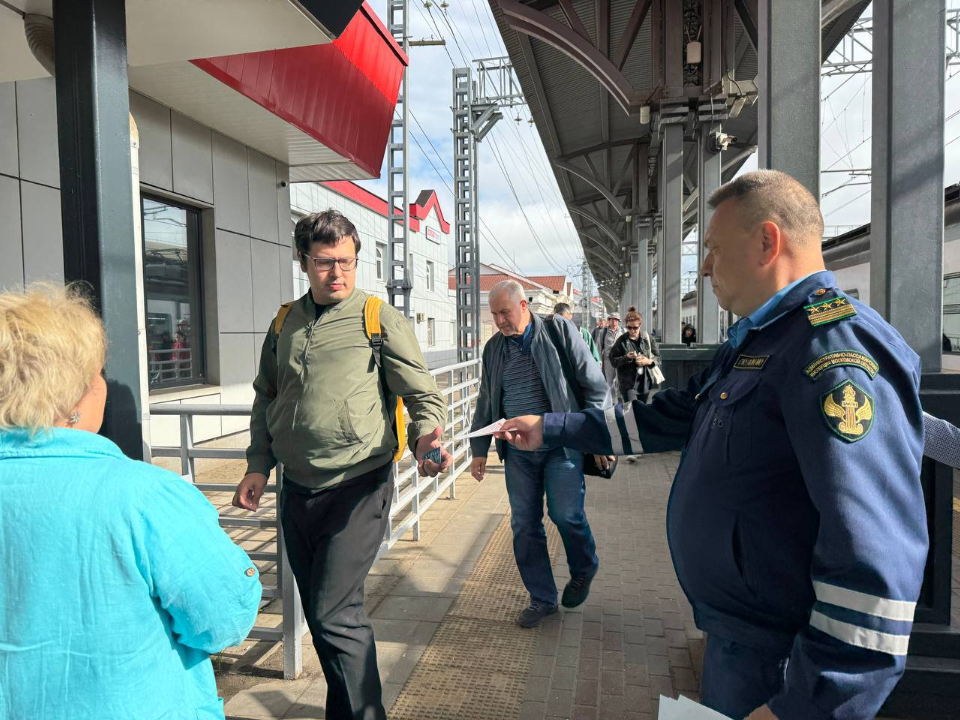 На станции Подольск пассажирам напомнили, как вести себя вблизи железной дороги