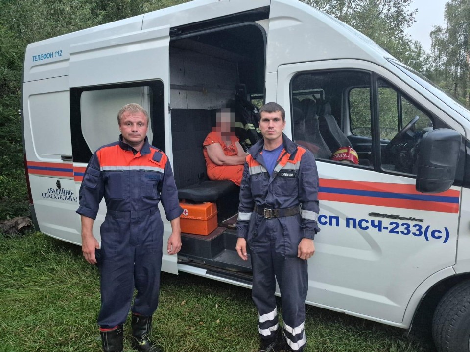 Спасатели разыскали пенсионерку, упавшую в овраг в лесу в Сергиево-Посадском округе