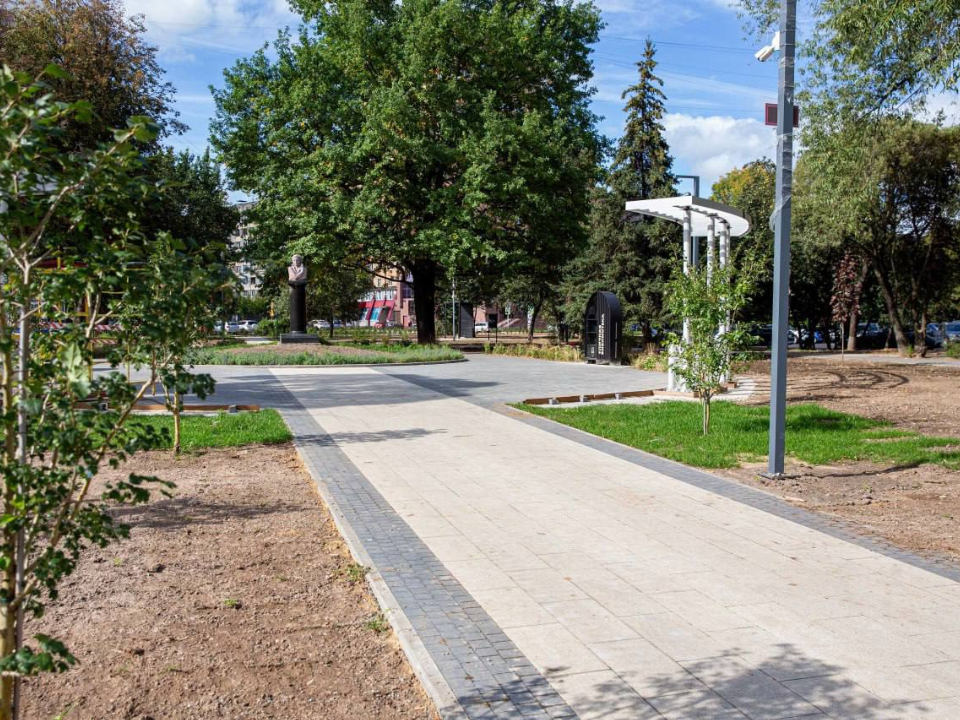 В сквере имени Пушкина в Подольске обустраивают дорожки и высаживают деревья