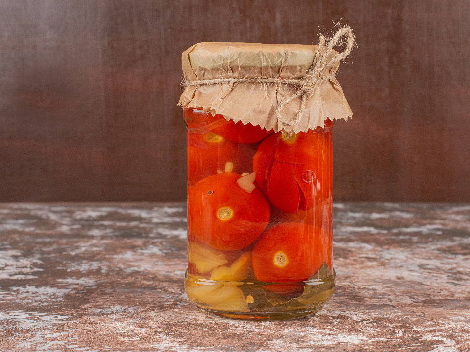 Сохранить вкус лета: кулинар из Фрязина поделилась секретами консервирования помидоров