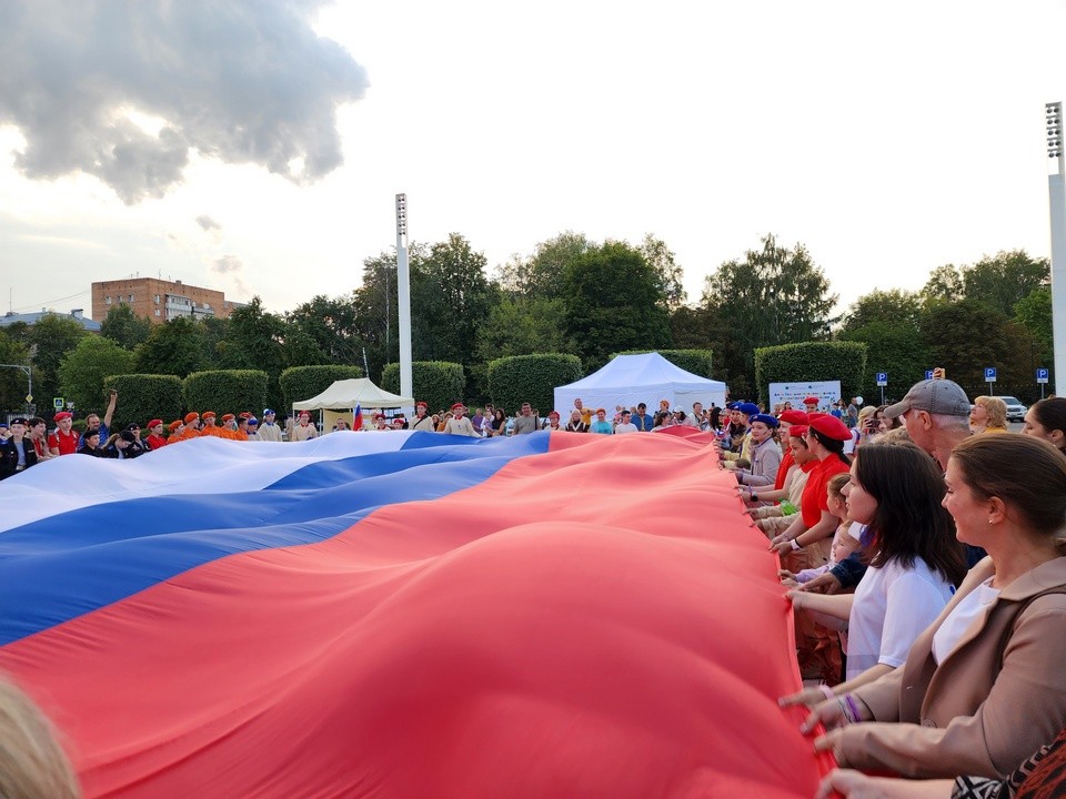 Рекордного размера флаг развернут сегодня во время флешмоба в парке Мытищ