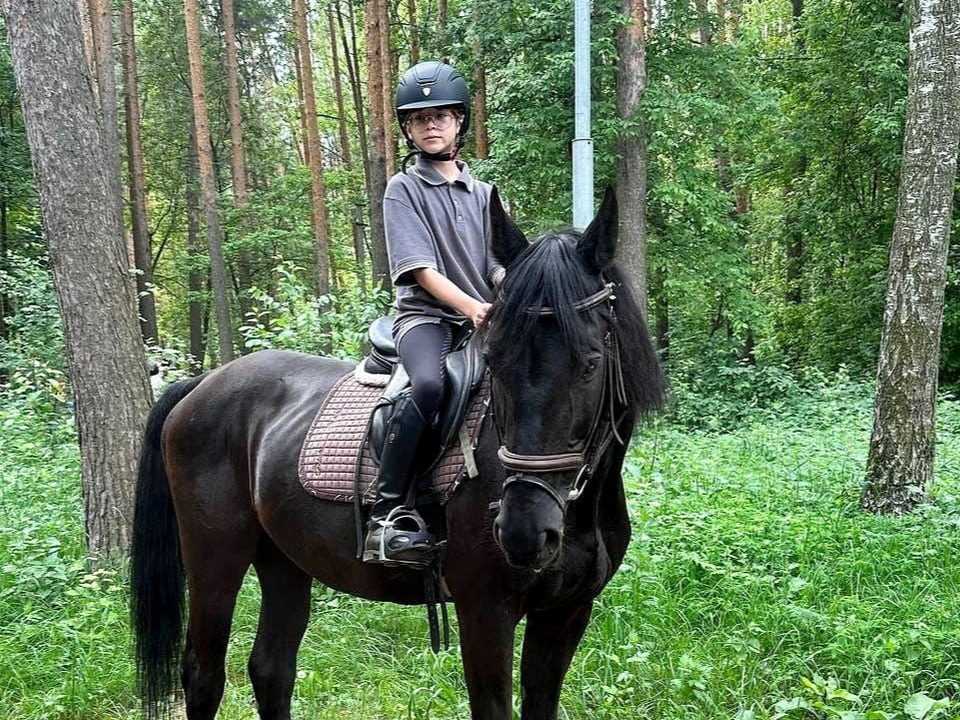 Ездить верхом научат детей из Котельников в дневном лагере конно-спортивной школы «Белка»