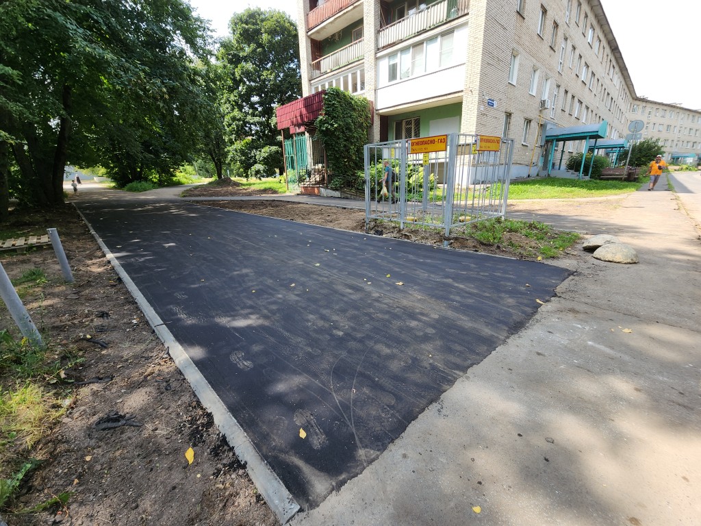На Институтском проспекте отремонтировали пешеходную развилку