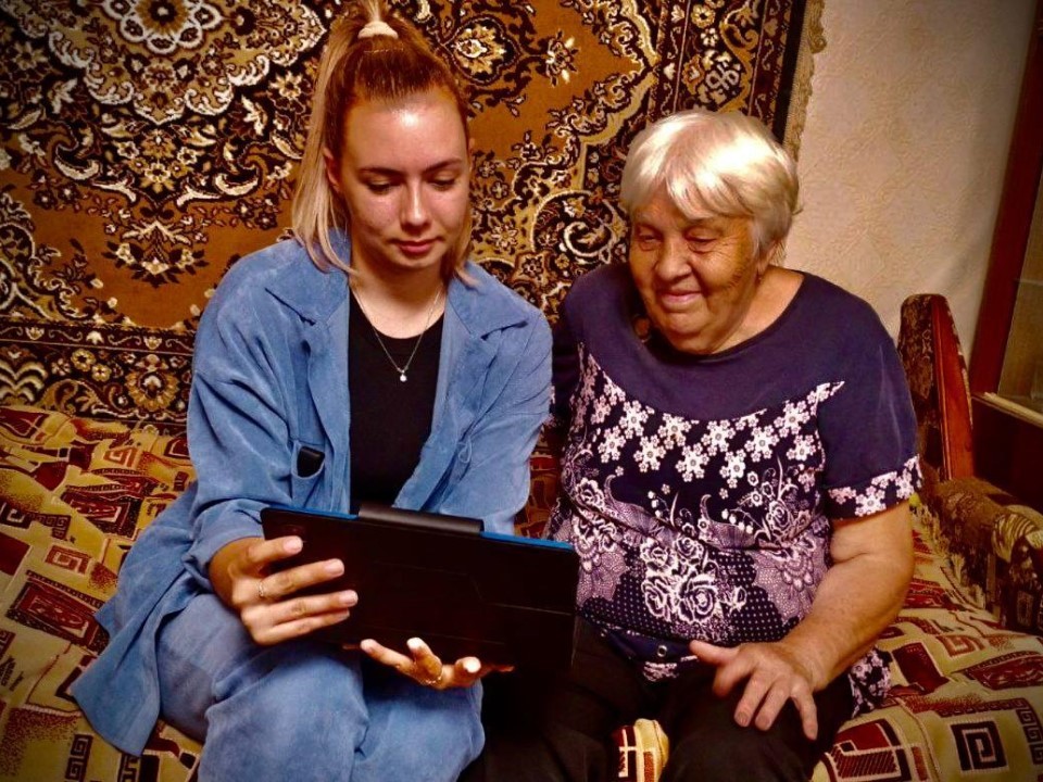Соцработники Озер перешли на планшеты и отказались от бумаги