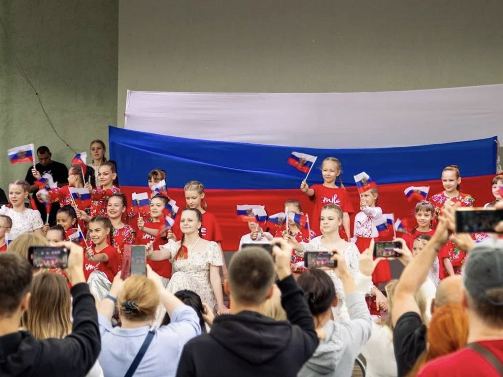 Жителей Лобни поздравили с Днем Государственного флага РФ