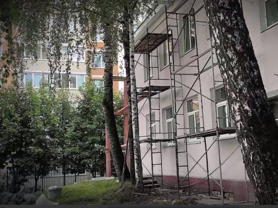 В Гимназии №2 обновляют кровлю и фасад здания