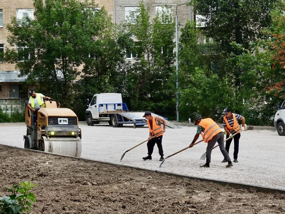 Дворы в Рабочем поселке станут зеленее, а дети и автолюбители — счастливее
