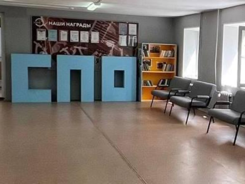 В колледже Истры появились мягкие диваны и полка для обмена книгами