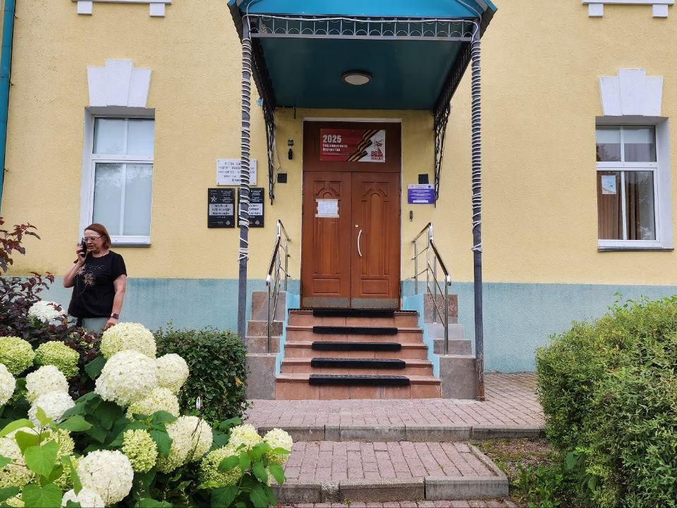 Одна из ведущих школ в Подмосковье получила новую мебель к началу учебного года