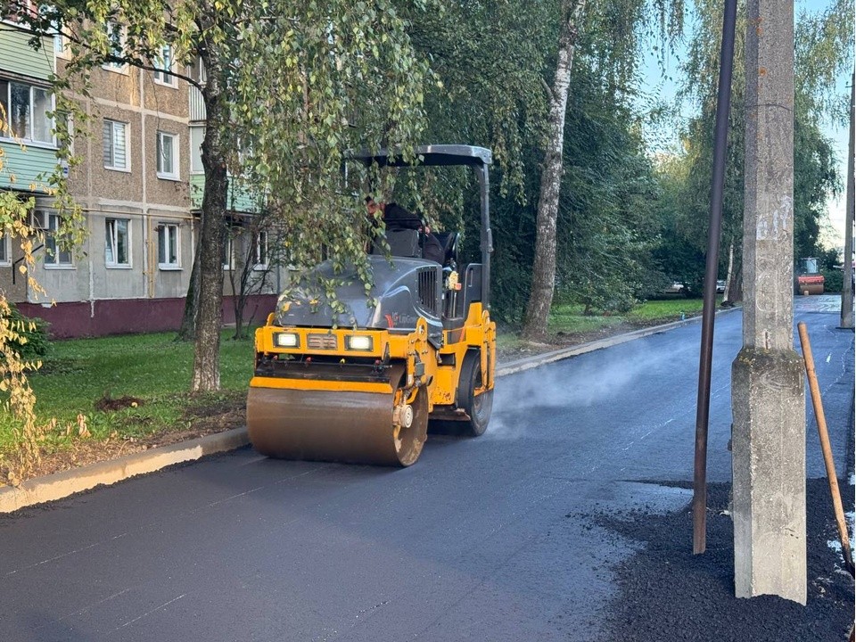 Во дворах двух домов на улице Пущина дорожники положили новый асфальт