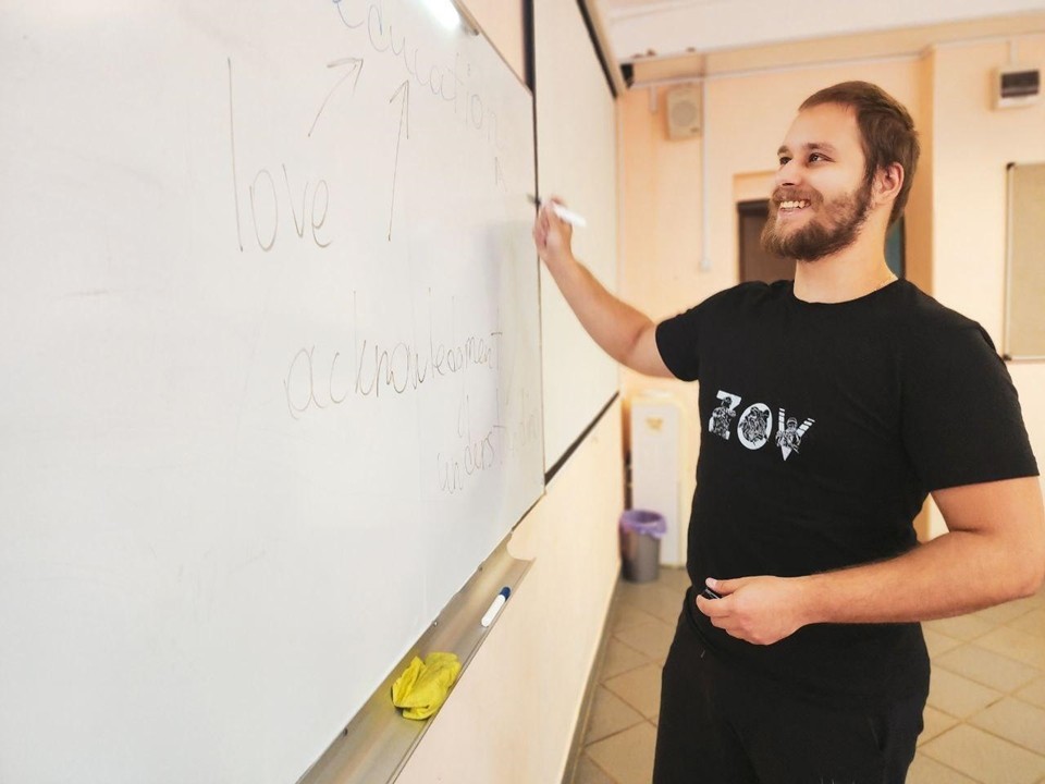 Выпускник пущинской гимназии вернулся в родную школу преподавать иностранный язык
