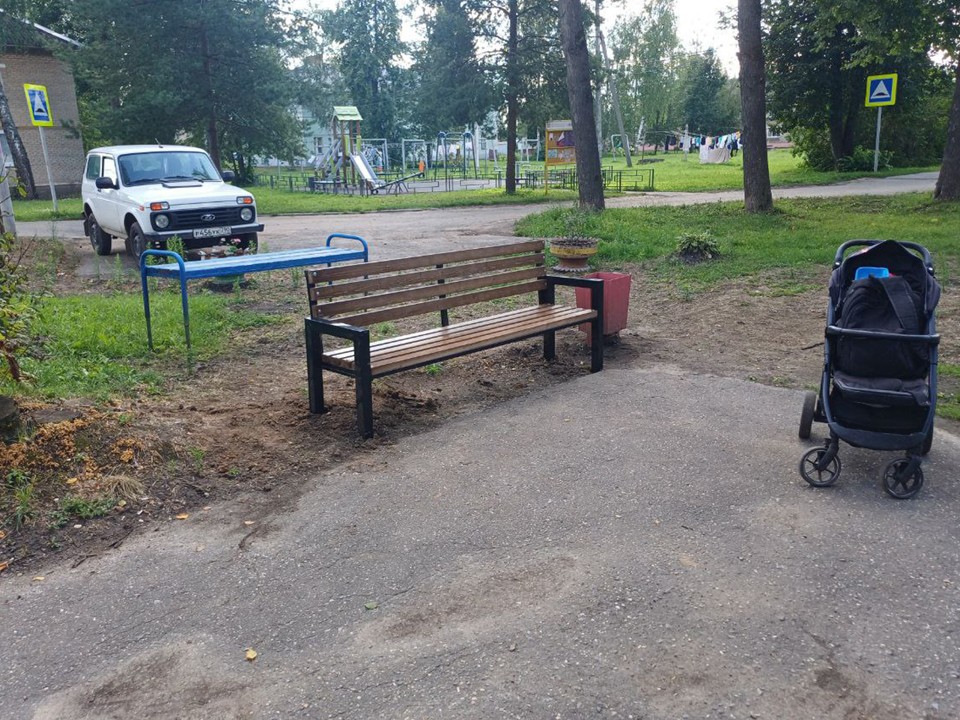 В деревне Юркино установили лавочки и кронировали деревья