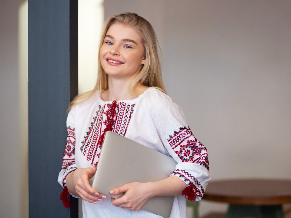 Стилист из Балашихи рассказала, как добавить национальный колорит в офисный гардероб
