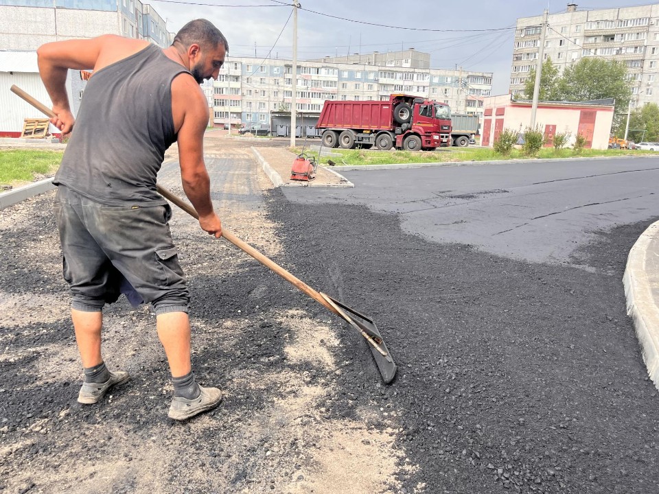 На проспекте Борзова и Академической улице во дворе уложили асфальт