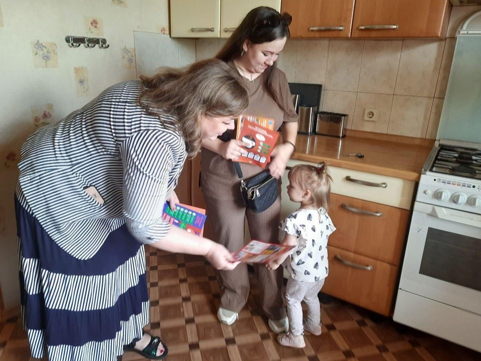 Пожарные датчики вручили многодетным бронницким родителям в ходе профилактического рейда
