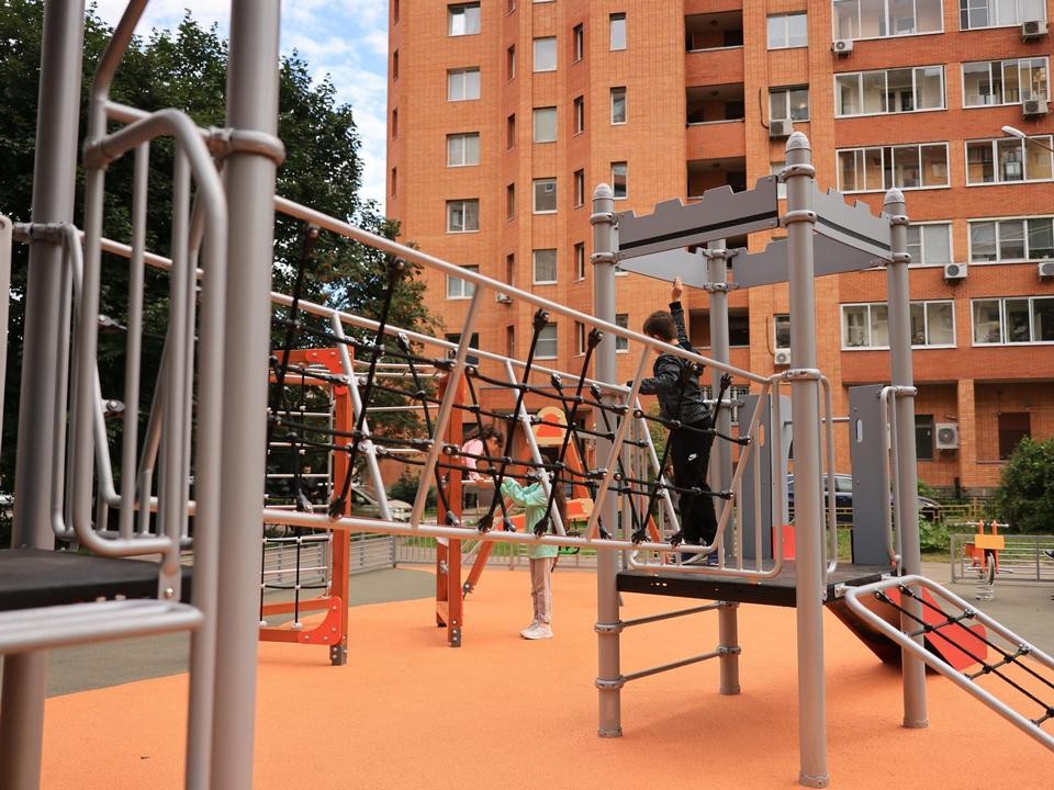 Во дворе дома на Малой Комитетской по просьбе жителей установят песочницу и скамейку
