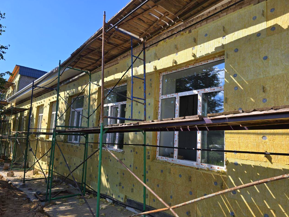 В Колычевской школе начали монтировать вентилируемый фасад
