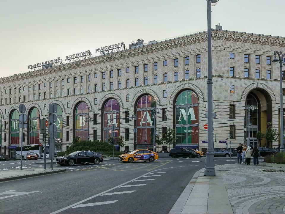 Оперативные службы прибыли на место происшествия с баллоном в московском ЦДМ