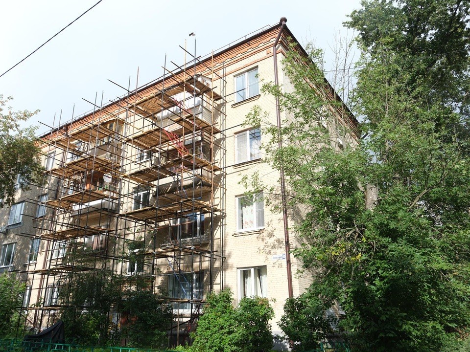 На Коммунистической улице начали капремонт многоэтажки