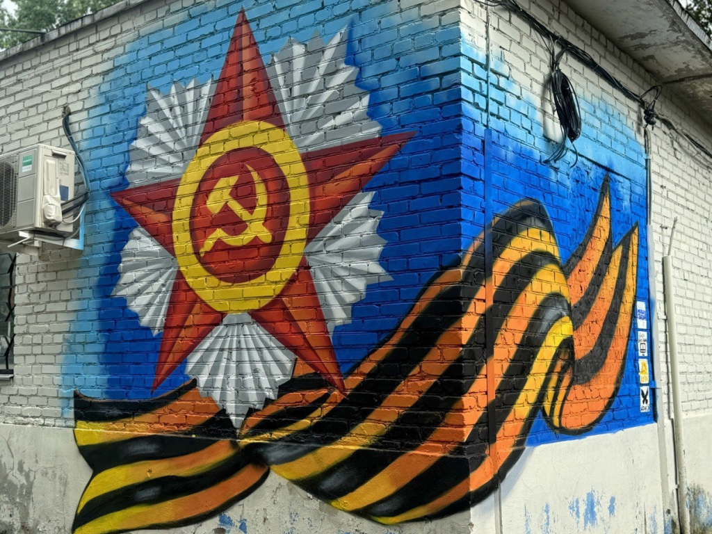 Герб СССР украсил здание почты в Молодежном