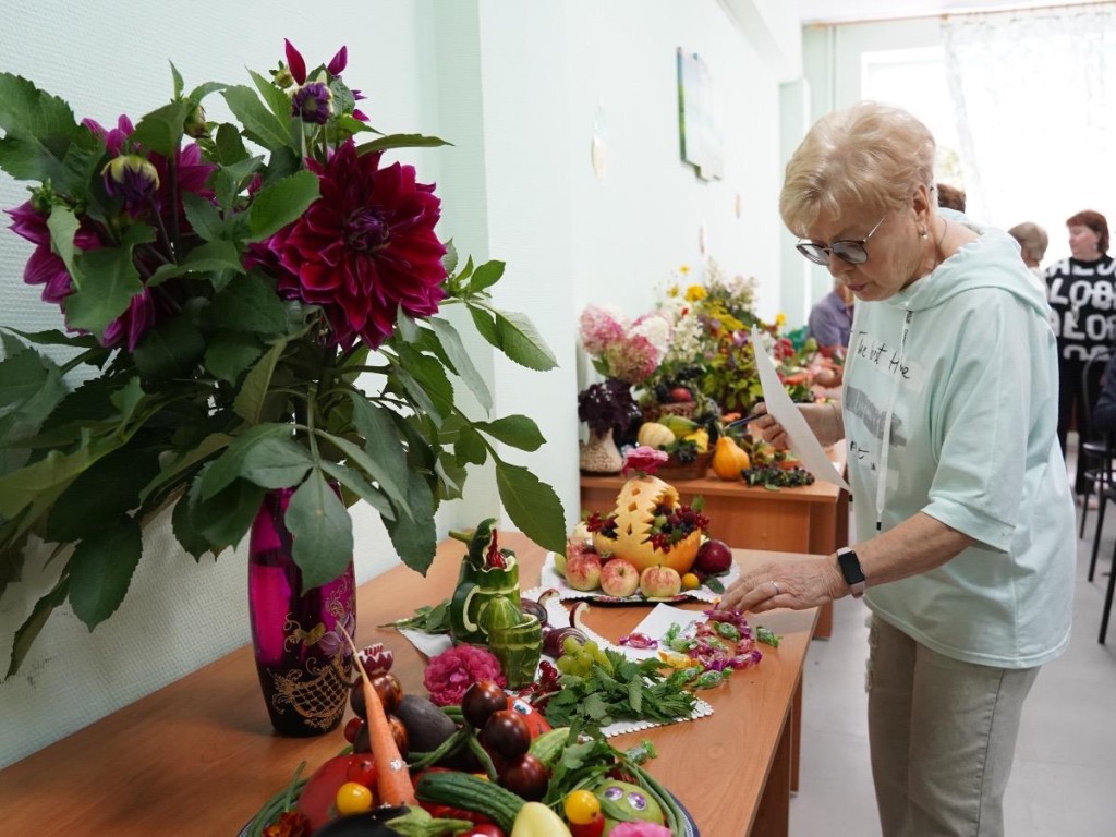 Кабачковый кит и чайник из огурца: воскресенцы представили огородные шедевры на празднике урожая