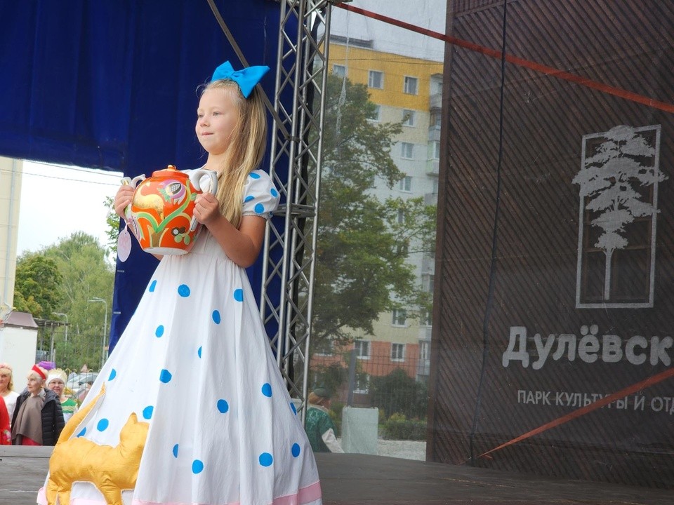 Конкурс костюмов прошел на фарфоровом фестивале в вЛикино-Дулеве