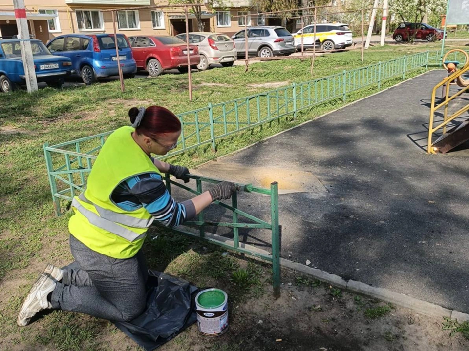 Коммунальщики Подмосковья покрасили около 45 тыс. объектов во дворах за полгода