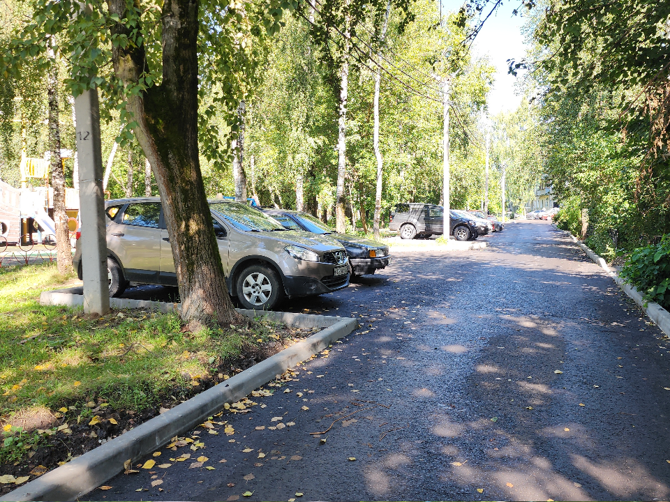 В Большевике на улице Ленина уложили новый асфальт и убрали мусор