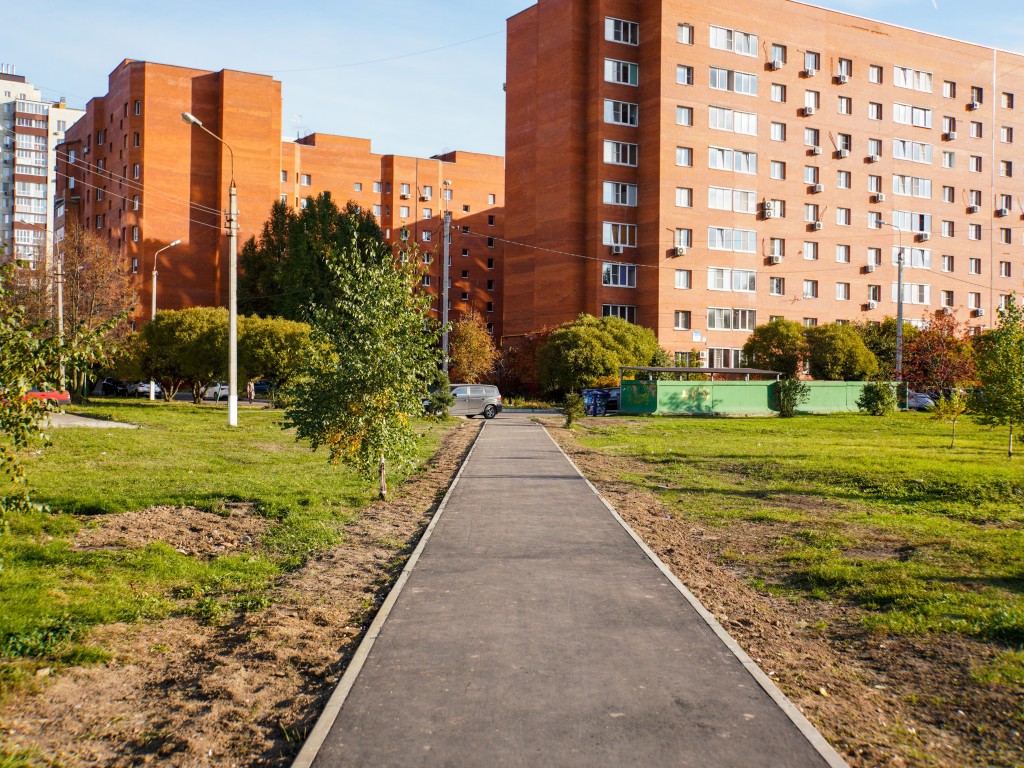 В поселке Биокомбината заасфальтировали народную тропу у дома № 8