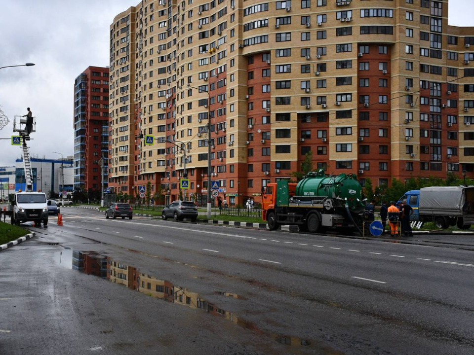 На улице Баженова коммунальные службы откачают воду с затопленной проезжей части
