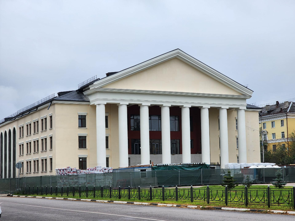 Крупнейший культурный центр Электростали покрасили в нежно-желтые тона
