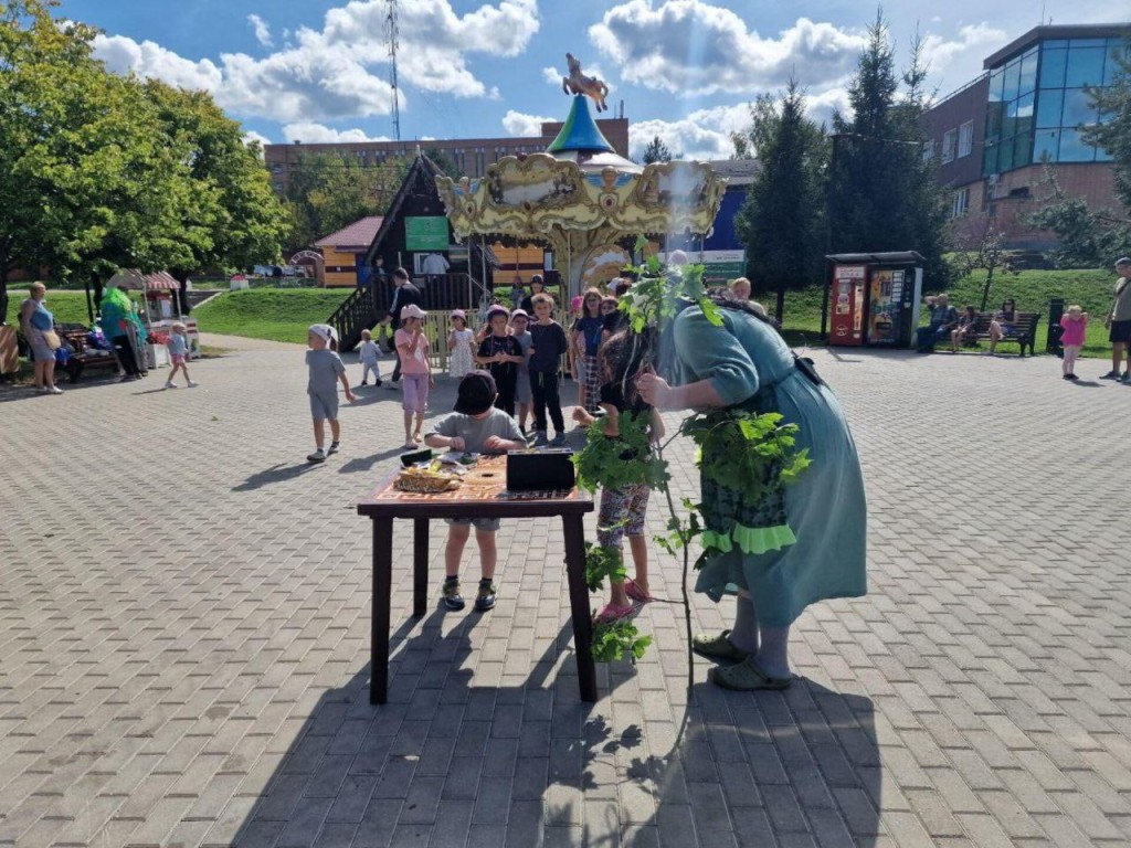 В Парке семейного отдыха юные жители Дубны проводили Бабу Ягу в школу
