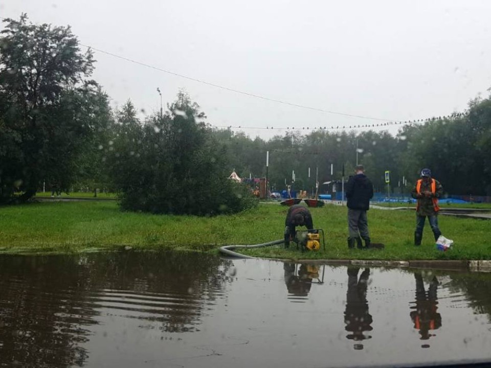 Коммунальные службы Лобни откачивают воду после ливня