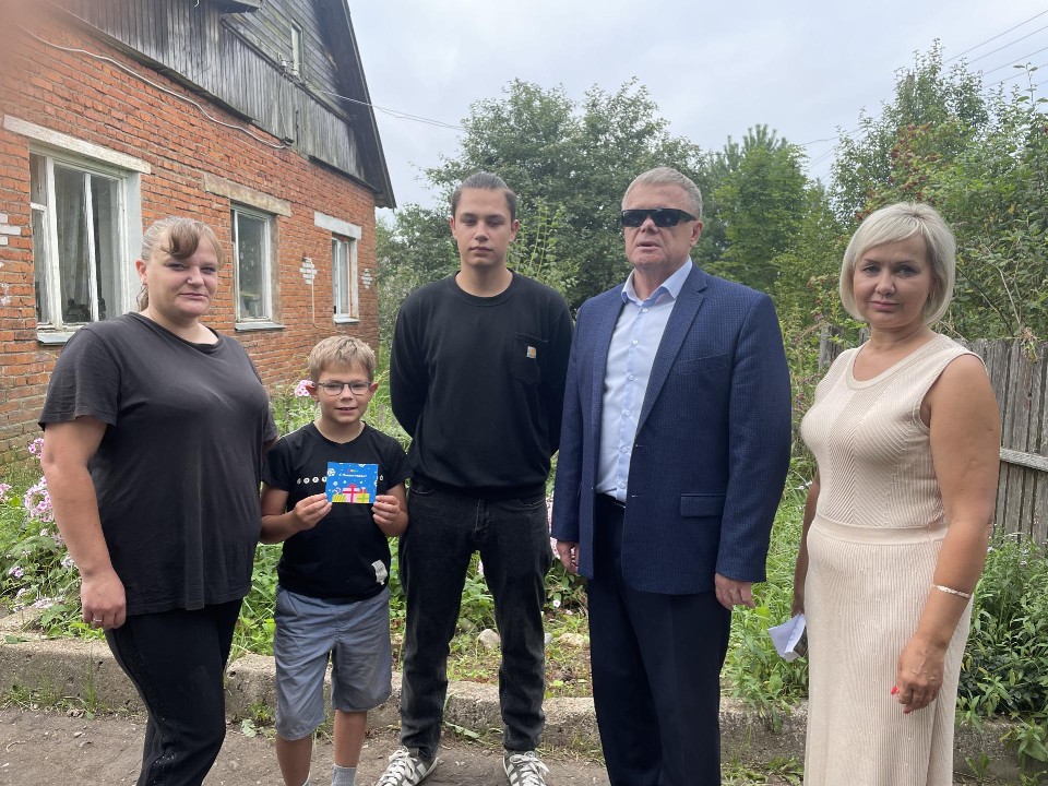 Семья участника СВО получила сертификат на подготовку детей к школе