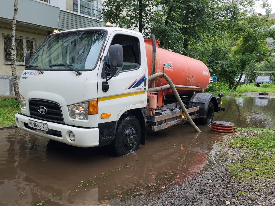 Коммунальщики откачивают воду с проблемных участков и очищают дождеприемники