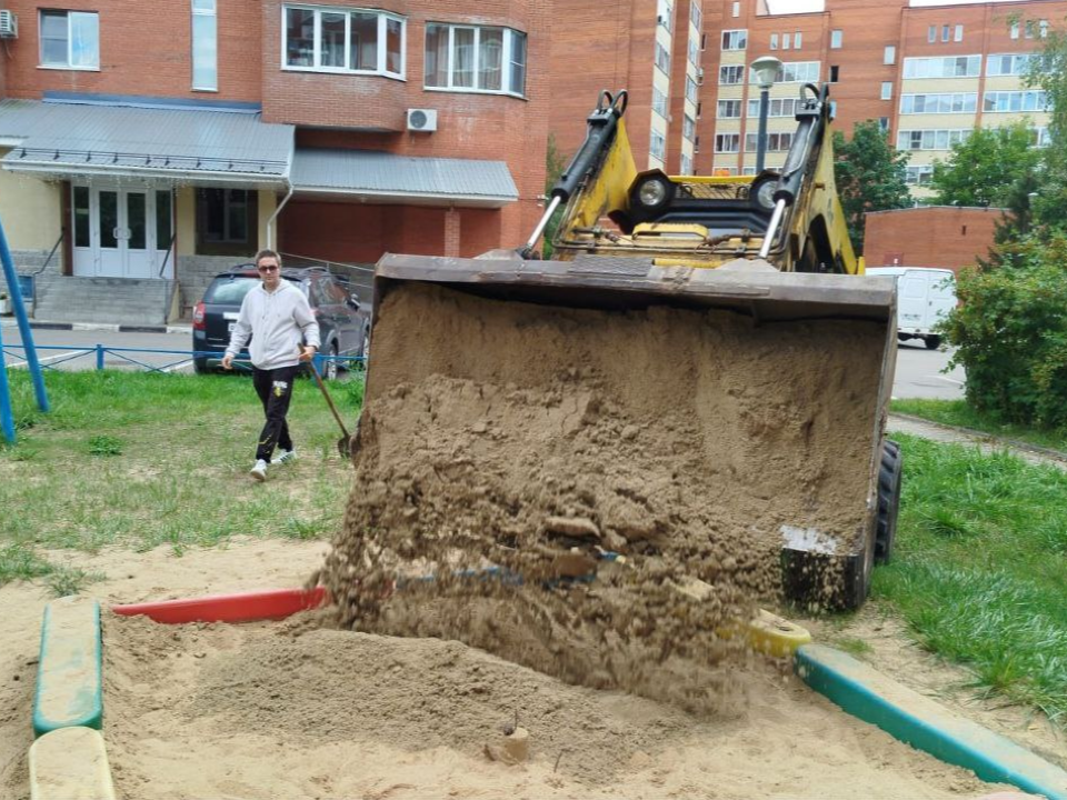 В Черноголовке на детских площадках засыпали новый мытый песок