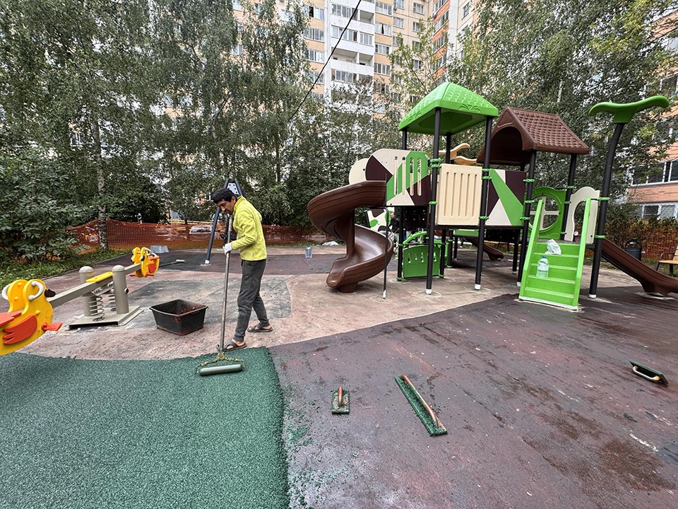 В ВНИИСОК на Березовой установили новую детскую площадку и скамейки для отдыха