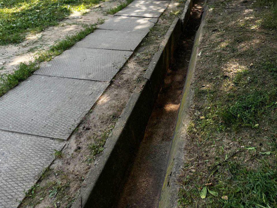 Забитую песком и мусором ливневку прочистили в Северном микрорайоне Красноармейска