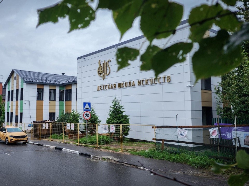 В бронницкой школе искусств в завершении капремонта расставляют мебель и работают клинеры