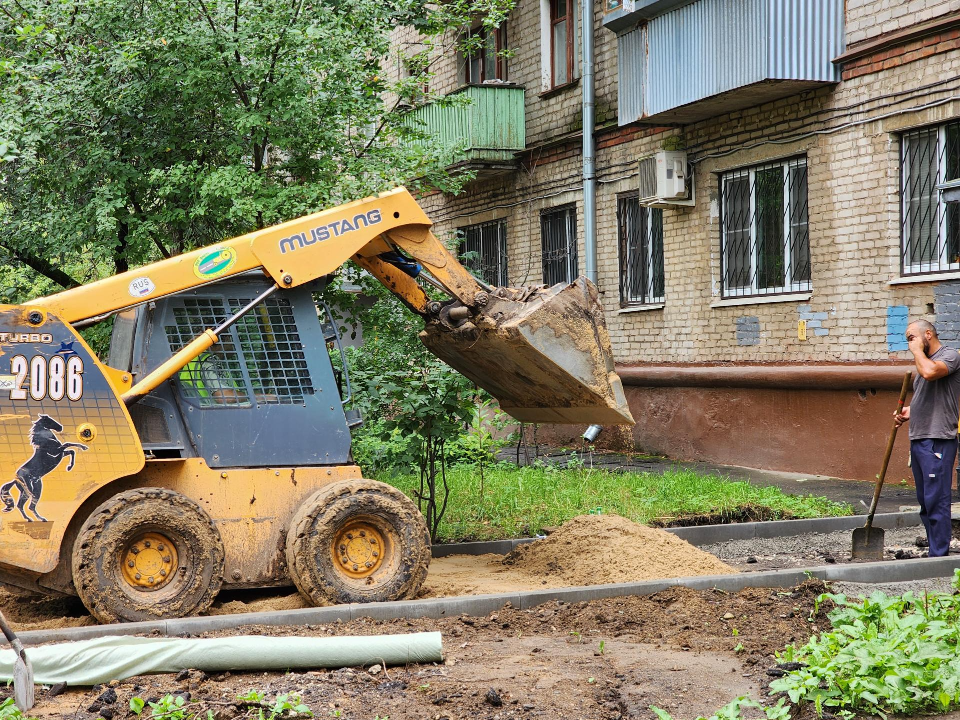 В Электростали реконструируют старый двор на Пионерской улице