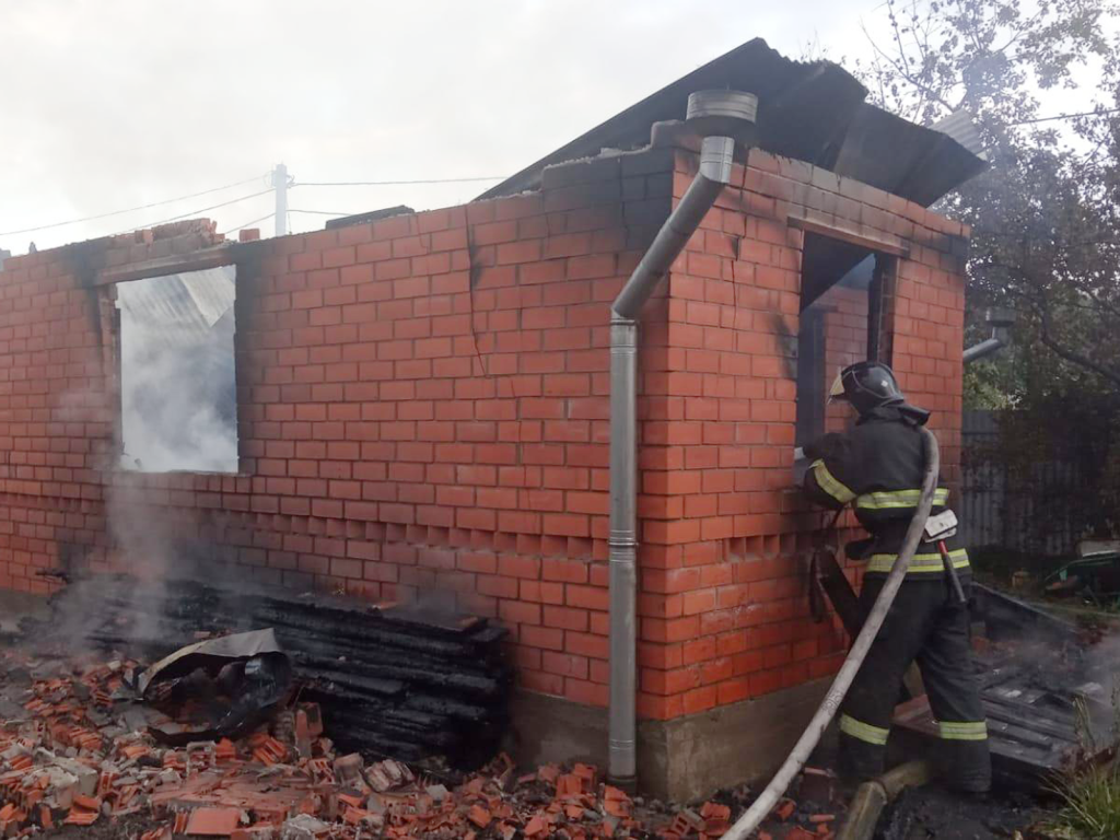 Пожарные потушили горящий дачный домик в СНТ «Центр» в Ступине