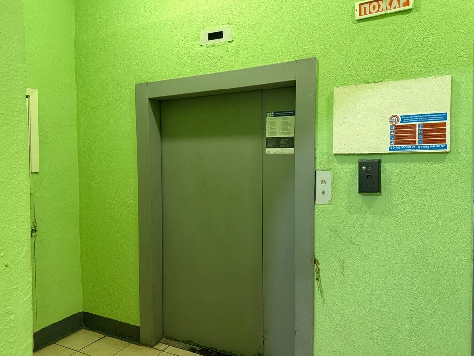 На Корнеева устраняют перебои в работе лифта