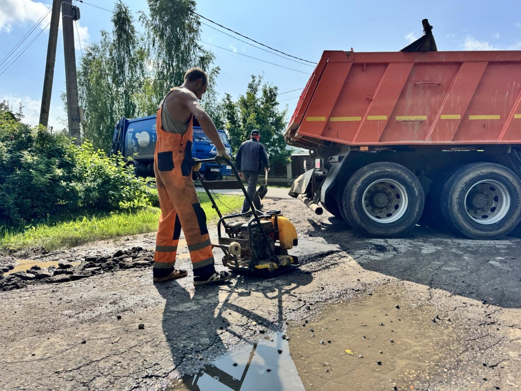 В Шаховской устранят около 40 выбоин на дорогах с помощью горячего асфальта