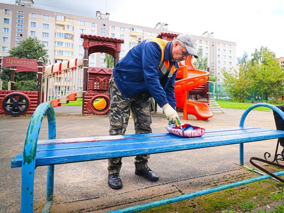 Лавочки и урны во дворе на улице 60 лет Комсомола засияли чистотой