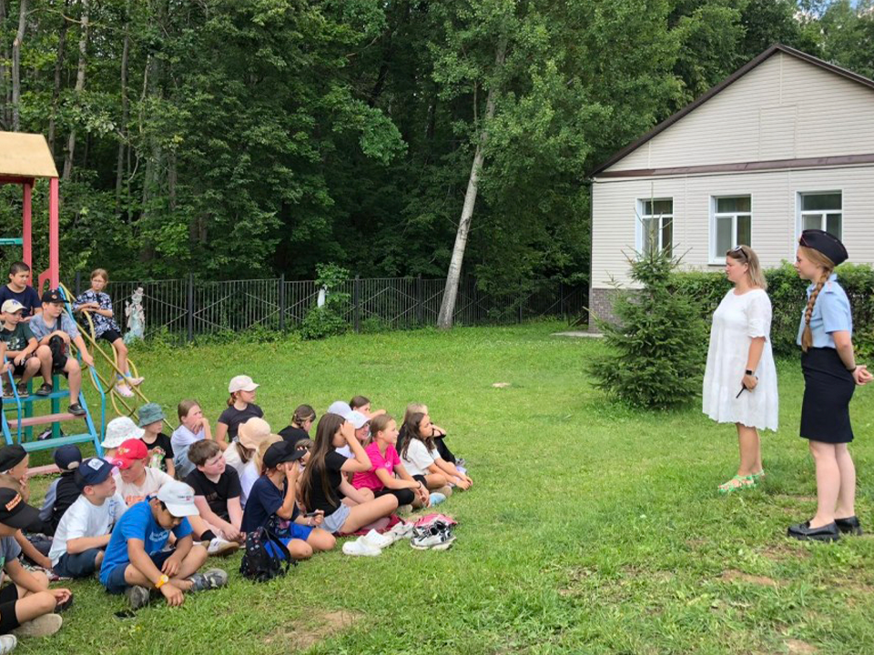 Зарайские полицейские провели правовую акцию для детей в летнем лагере