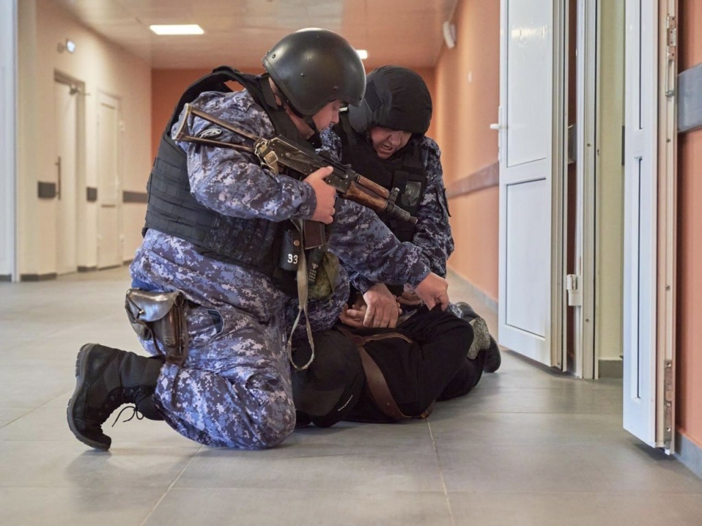 В гимназии №7 прошли учения по обеспечению безопасности в школах