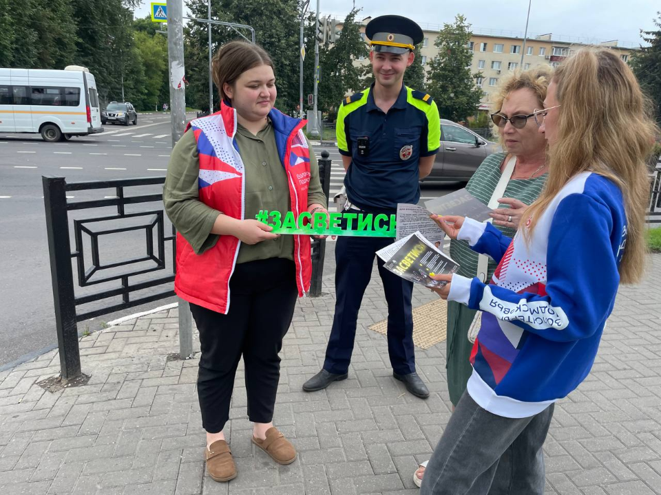 Домодедовские автоинспекторы напомнили жителям о правилах безопасного  движения на дорогах