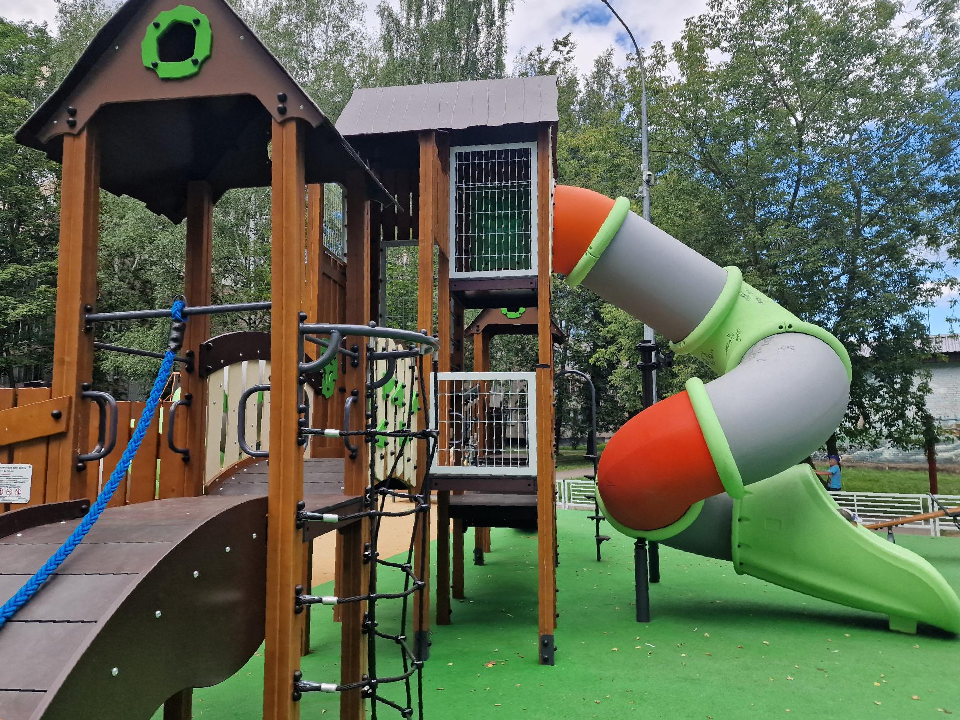 Родителям объяснили, почему от новой детской площадки на Энтузиастов исходит резкий запах