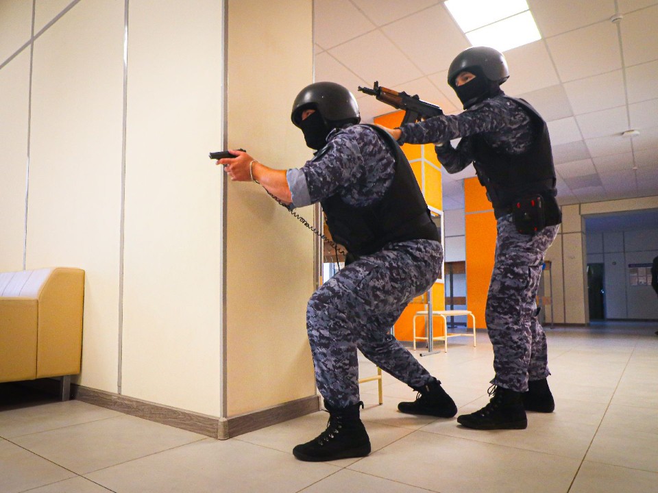 В школе имени Калининой разыграли сценарий теракта